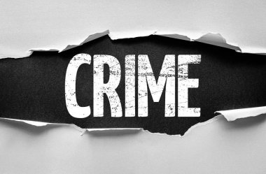 Yırtık kağıt efekti koyu dokulu bir arka planda CRIME kelimesini ortaya çıkarıyor. Hukuk, adalet, suç, tehlike, soruşturma, ceza, ihlal, güvenlik, polis ve bilinç kavramı
