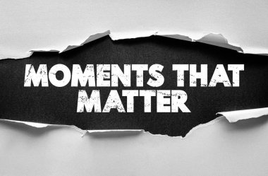 Önemli anlar yırtık kağıda yazılır. Yırtık efekt tarzı tasarımı olan hayat, kariyer, aşk ve anlamlı olaylar için motive edici ve ilham verici bir kavram.