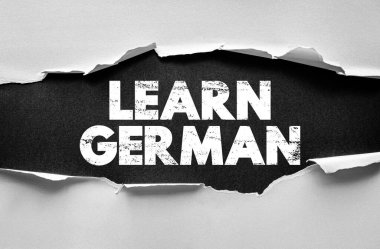 Yırtık kâğıt arkaplanda, cesur, sıkıntılı mektuplarla yazılmış Almanca motivasyon metnini öğrenin. Öğrenim, dil becerileri, eğitim, kişisel büyüme ve öğrenim kavramı