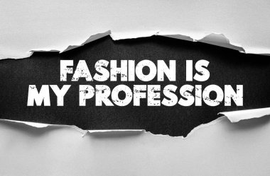 Moda, yırtık kağıt üzerine yazılmış meslek metnim. Kariyer, giyim endüstrisi, markalaşma, yaşam tarzı, tasarım ve yaratıcı iş projeleri kavramı