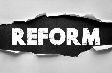 Yırtık kağıt arkaplan üzerinde REform metin. Dönüşümü, gelişmeyi ve toplumdaki, politikada veya kişisel gelişimde yapısal değişimi temsil eden cesur tipografi