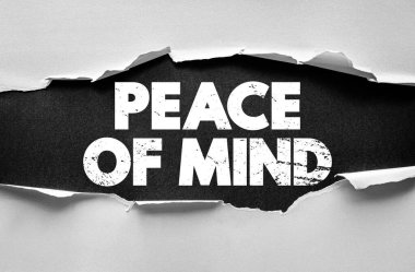 Zihin huzuru sözcükleri yırtık kağıt tasarımı ile ortaya çıktı. Zihinsel sakinlik, stressiz yaşam, güven ve duygusal denge için ilham verici bir kavram.