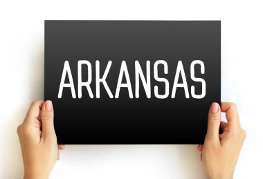 Arkansas eyaletinin ismi, elinde tutulan kartın üzerine basılmış. Asgari tipografi afişi, ABD konum grafiği, seyahat tasarım unsuru, Amerikan coğrafya posteri veya basit iletişim işareti