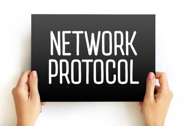 İki elle tutulan kart üzerindeki ağ protokolü metni. İnternet, bilgisayar iletişimi, veri transferi, yazılım, bilişim sistemleri ve dijital teknoloji standartları için teknik kavram