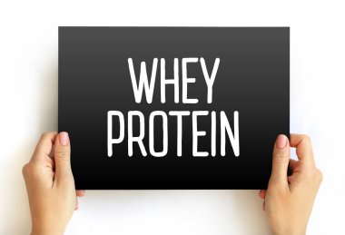 Beyaz Protein metni elle tutulan bir kart üzerinde. Sağlık, vücut geliştirme, takviye, spor diyeti, kas gelişimini ve spor yaşam tarzını sembolize eden spor ve beslenme mesajı