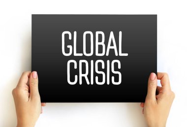 Elle tutulan kartta küresel kriz metni var. Ekonomi, çevre, siyaset, mali çöküş, afet hazırlığı ve dünya çapında insan sorunlarıyla ilgili uluslararası acil durum mesajı