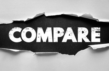 Yırtık kağıt arkaplanındaki metni karşılaştır. Alışveriş, hizmet ve ürün kararları için rekabet, değerlendirme ve analiz kavramı