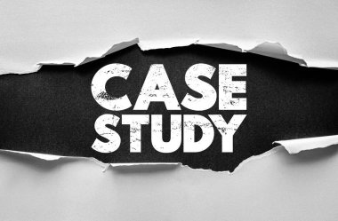 Yırtık kağıda yazılan ve araştırmayı, analizi, akademik projeleri ve iş anlayışını sembolize eden cesur, sıkıntılı yazı tipi içeren vaka çalışması mesajı