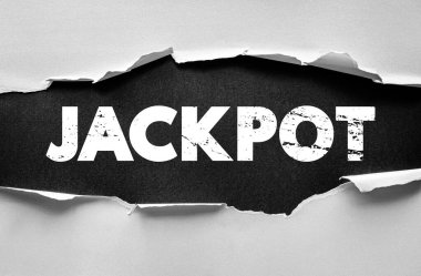 Büyük ikramiye sözü yırtık kağıdın arkasında sergilenen cesur yazı tipi, kumarhaneyi temsil eden kazanç, piyango ödülü, kumar serveti, bahis başarısı, şans oyunları, ödül konsepti