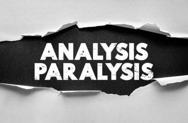 Yırtık kağıdın arkasında kaba tipografide gösterilen Analizis paralisiz ifadesi. Aşırı düşünme, kararsızlık, problem çözme ve karar verme zorlukları için kavram tasarımı