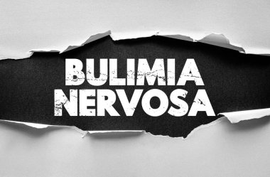 Bulimia Nervosa yırtık kağıda yazılmış. Yeme bozukluğu, akıl sağlığı, vücut imajı, beslenme sorunları ve psikolojik mücadeleler hakkında farkındalık