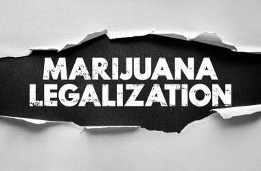 Yırtık kağıt yüzeyinde marihuana yasalaştırma ifadesi, sosyal, politik ve kültürel tartışmaları vurgulayan cesur ifade kavramı, değişimi, hukuku ve modern perspektifleri vurgulayan