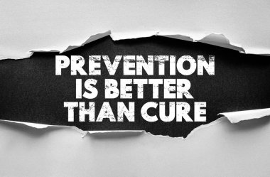 Yırtık kağıt efekti üzerine önlem, sağlık bilincini, yaşam tarzı seçimlerini ve bireyler için motivasyonel refah rehberliğini hatırlatan güçlü tipografi üzerine tedaviden daha iyidir