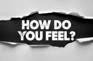 - Nasıl hissediyorsunuz? Yırtık kağıt arka planda gösterilen soru. Kaba tipografi duygular, sağIık, ruh hali kontrolü, psikolojik veya fiziksel farkındalık, geri bildirim