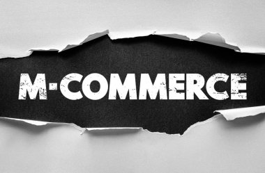 Yırtık kağıt üzerinde ticaret metni. Mobil alışveriş, e-ticaret, telefon üzerinden çevrimiçi perakende satış ve dijital işlem yenileme geçmişi kavramı