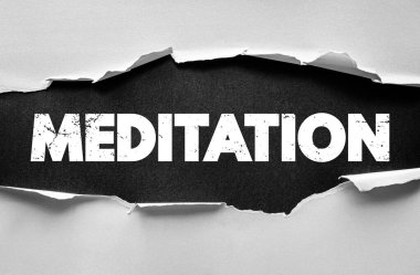 Yırtık bir kağıdın altında, kederli, cesur bir tıp sözcüğü. Rahatlama, farkındalık, zihin huzuru, ruhsal büyüme ve günlük uygulama yoluyla stres rahatlama kavramı