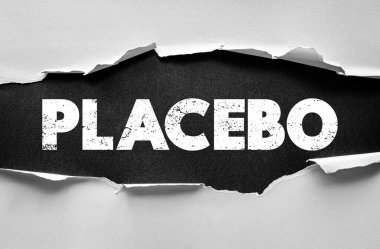Yırtık kağıt tasarımı içindeki PLACEBO metni. Sağlık hizmetleri bağlamında iyileştirme ve araştırma çalışmalarını etkileyen tıbbi ve psikolojik konsept etki, tedavi veya inancı sembolize etmektedir.