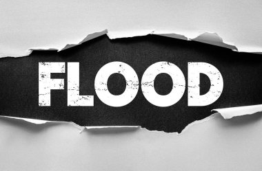 Yırtık kağıt yüzeyinin altında yoğun bir yazı var. Güçlü tipografideki doğal afet ve acil durum kavramı su taşkını, iklim, yıkım ve çevresel hasarı temsil etmektedir.