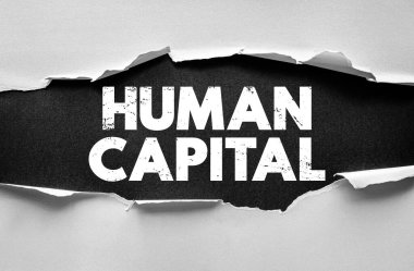 İnsan Sermayesi metni yırtık kağıt arkaplanından ortaya çıktı. İş gücü değeri, kaynak, beceri ve üretkenlik kavramı iş ve ekonomi açısından önemlidir