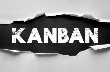 Kanban metni yırtık kağıt arkaplanından ortaya çıktı. Çevik iş akışı, zayıf yönetim, üretkenlik, görev görselleştirme ve verimli proje ilerleme organizasyonu kavramı