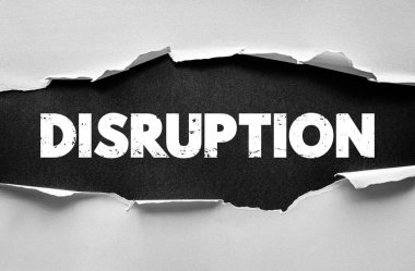 Yırtılan kağıttaki kalın harflerle bozma kelimesi. Yenilikçilik, teknoloji değişimi, piyasa dönüşümü veya ticari atılım fikri