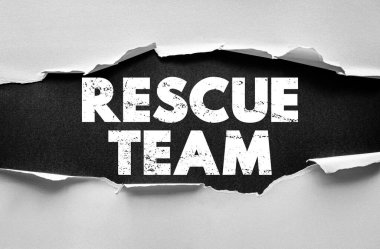 Kriz durumlarında acil müdahale, takım çalışması, güvenlik ve toplum desteğini simgeleyen yırtık kağıt arkaplan üzerine Kurtarma Ekibi metni