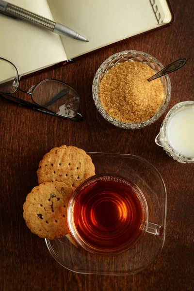 Frischer Tee Mit Keksen Und Notizbuch Auf Altem Holztisch — Stockfoto