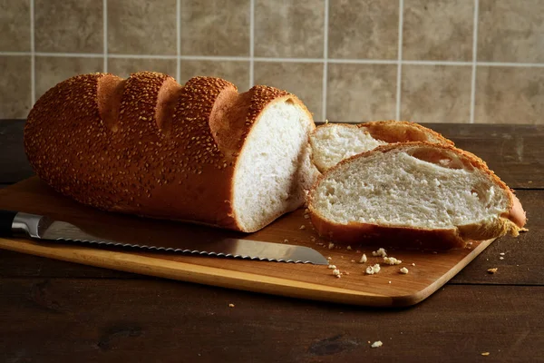 Нарізаний Кунжутний Хліб Обробній Дошці Кухонним Ножем — стокове фото