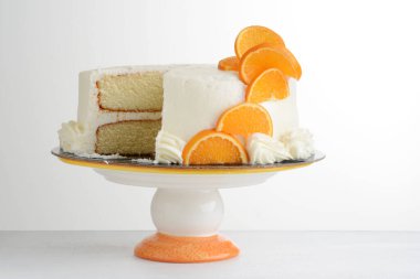 Portakal dilimli dilimlenmiş vanilyalı kek.