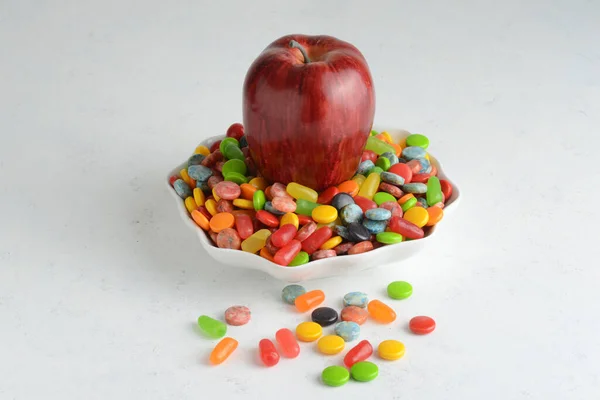 红而好吃的苹果在一碗糖果里 — 图库照片