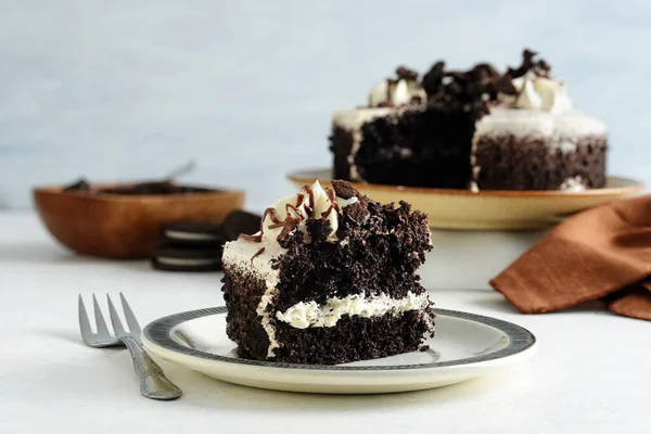 Yakın Plan Çikolata Dilimi Kurabiye Kırıntılı Vanilyalı Kek — Stok fotoğraf