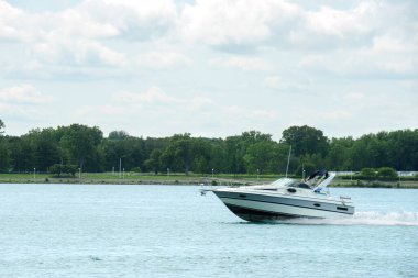  St. Clair nehri üzerinde hız kabini kruvazörü.