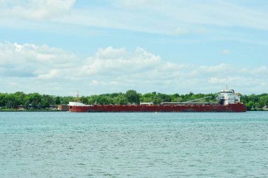 Ontario 'daki St. Clair nehrindeki büyük göl gemisi.