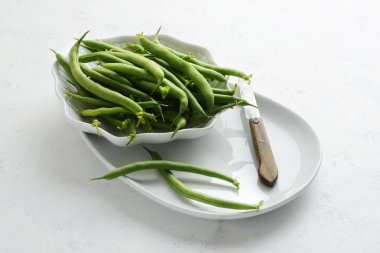 Bir kasede taze taze fasulye yakın plan.