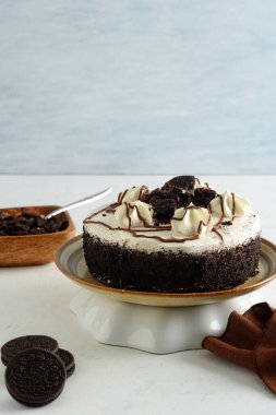 Kurabiye ve peçeteli kremalı pasta.