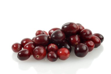 Beyaz üzerine taze kızılcık yığını