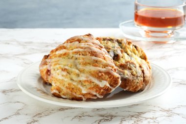 Bir fincan çayla birlikte çeşitli çörekler.