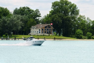 St. Clair River Ontario 'da kulübesi ve kruvazörü olan stag adası.