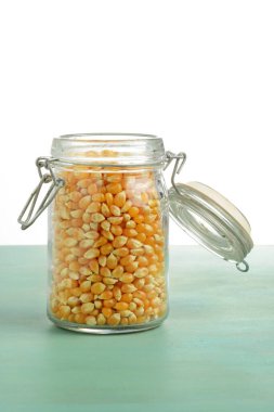 Cam kavanoz patlamış mısır çekirdeği.