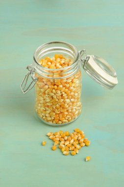 Kavanozdaki patlamış mısır çekirdekleri.