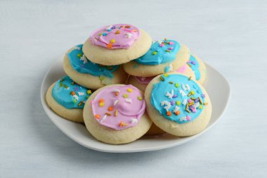 Bir tepside mavi ve pembe şekerli kurabiye yığını