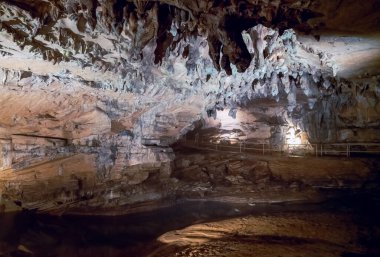 Kentucky 'deki Carter Caves Eyalet Parkı' ndaki Cascade Mağarası 'ndaki yeraltı nehri.