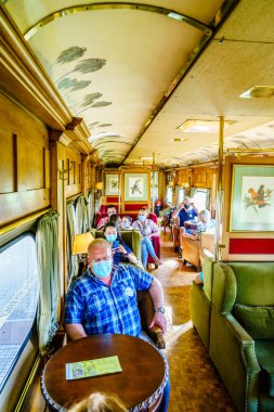 Curitiba, Brezilya, 21 Ocak 2022: Brezilya 'da Curitiba ve Morretes arasında seyahat eden bir tur treni olan Serra Verde Express' in lüks bir arabasının içi