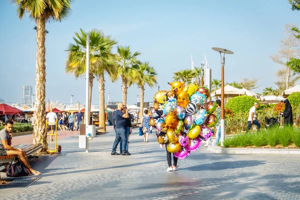 Dubai Förenade Arabemiraten Februari 2018 Festballongförsäljare Jumeirah Beach Residence Jbr — Stockfoto