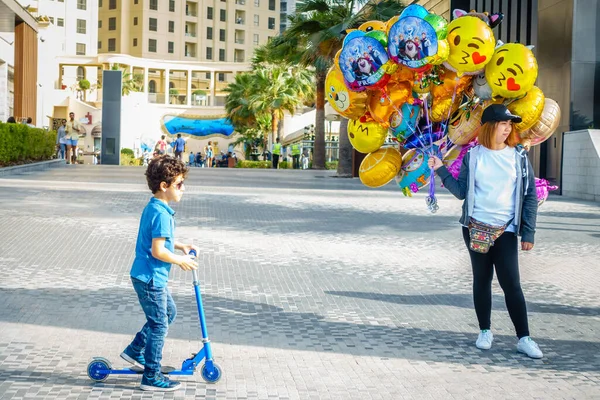 Dubai Verenigde Arabische Emiraten Februari 2018 Een Feestballonverkoper Jumeirah Beach — Stockfoto