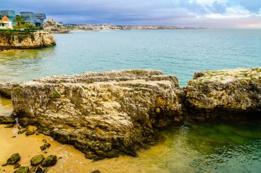 Portekiz 'in Cascais kentindeki Atlantik kıyılarının manzarası