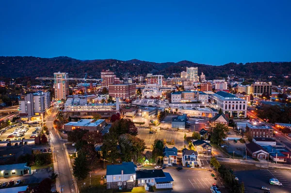 北卡罗来纳州Asheville市中心的夜景 — 图库照片