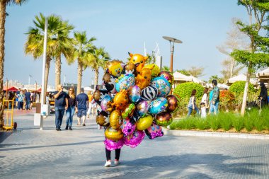 Dubai, BAE, 23 Şubat 2018: Jumeirah Beach Residence (JBR) Yürüyüşü 'nde bir parti balonu satıcısı - yiyecek, alışveriş ve eğlence için çözüm noktası
