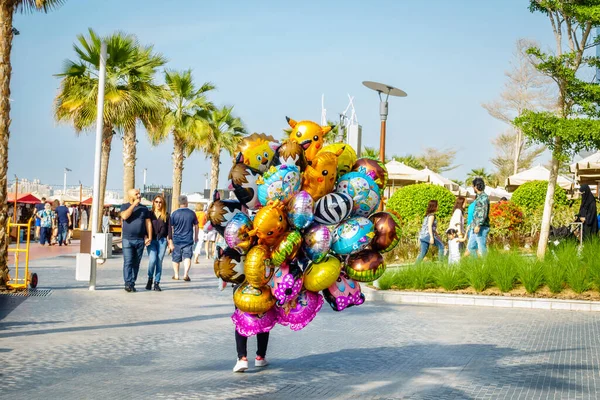2018 Dubai Uae February 2018 Party Balloon Vendor Jumeirah Beach 스톡 사진