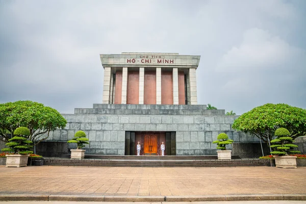 Hanoi Vietnam Noviembre 2022 Guardias Entrada Del Mausoleo Chi Minh —  Fotos de Stock